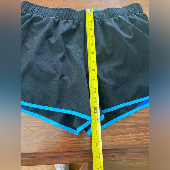 Womens Xersion shorts, size medium - Picture 2 of 6